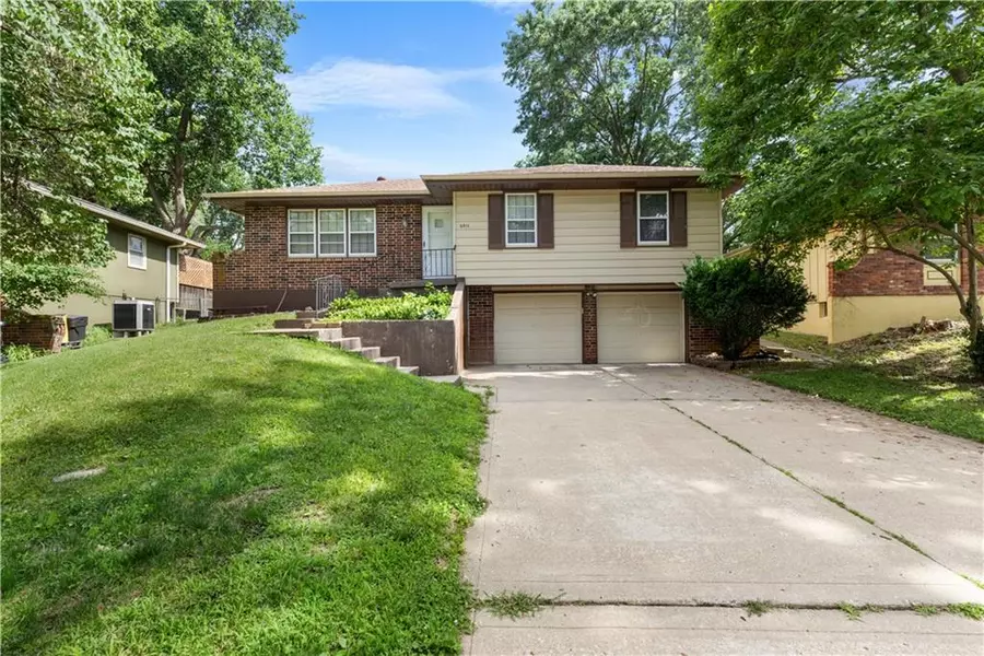 6911 NW 76th PL, Kansas City, MO 64152