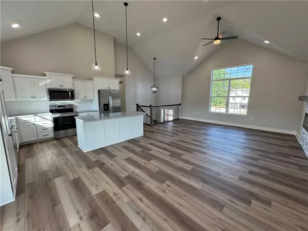 Warrensburg, MO 64093,318 NE 51 RD