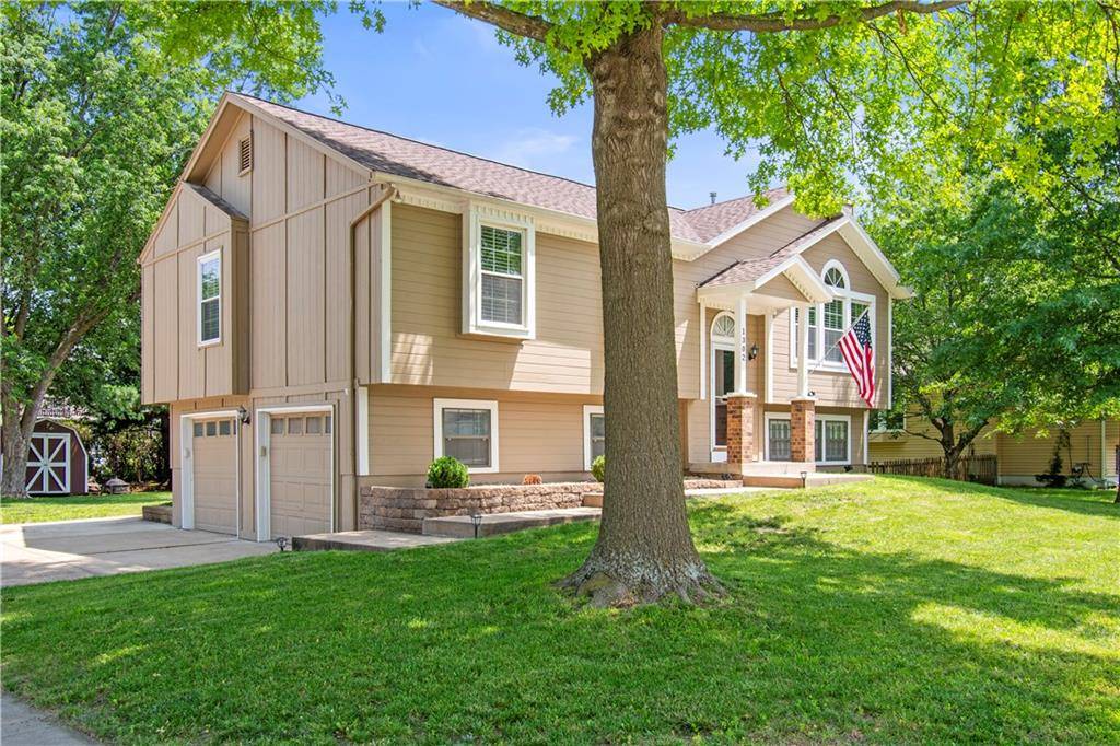 1302 Huntington LN, Greenwood, MO 64034