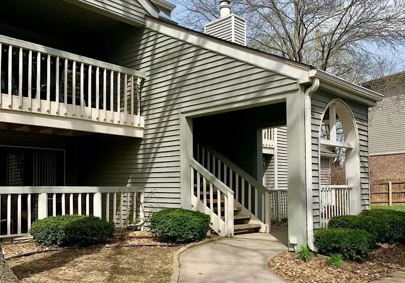 8806 W 106th TER, Overland Park, KS 66212