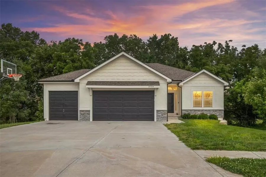 19709 W 198th CT, Spring Hill, KS 66083