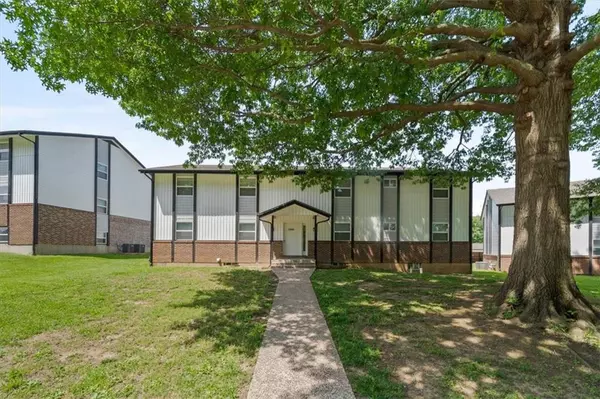 1000 Twin Oaks TER, Harrisonville, MO 64701