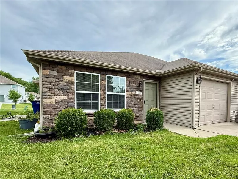 102 SW Rock Garden LN, Lee's Summit, MO 64064