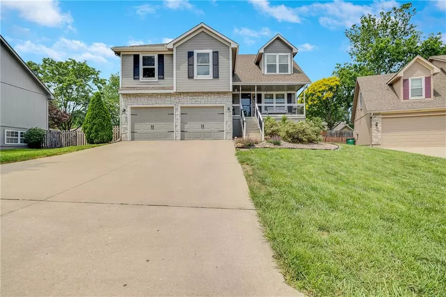 257 NE Chateau DR, Blue Springs, MO 64014