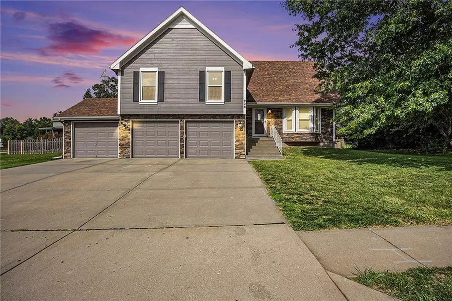 920 Paw Paw LN, Liberty, MO 64068