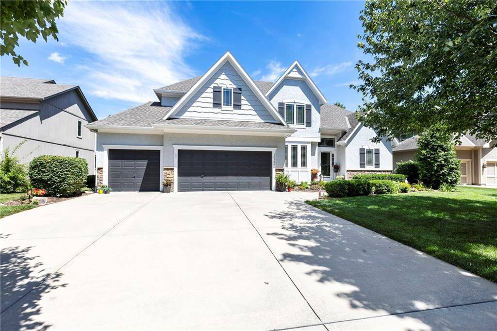 16369 S Woodstone DR, Olathe, KS 66062