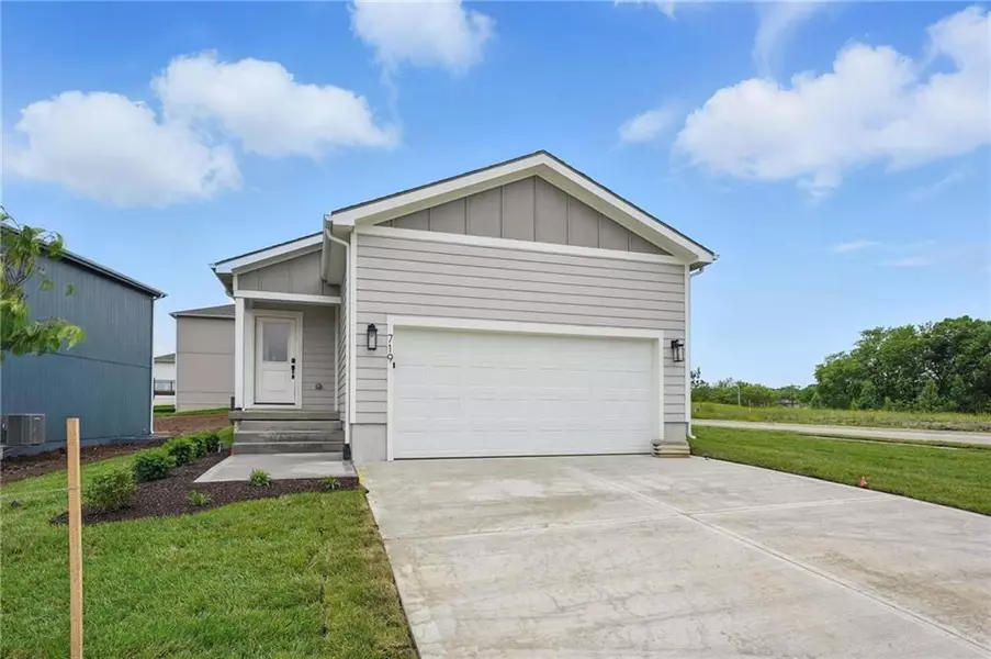 719 Glenn CIR, Raymore, MO 64083