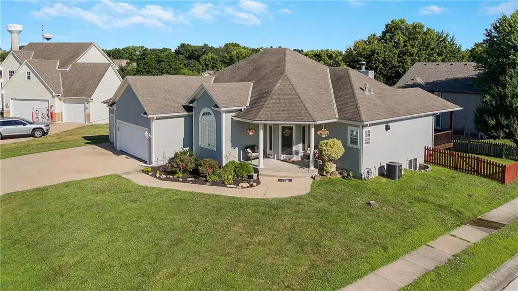 2225 Austin LN, Greenwood, MO 64034