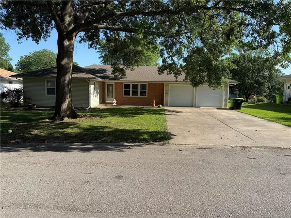 703 Logan ST, Harrisonville, MO 64701