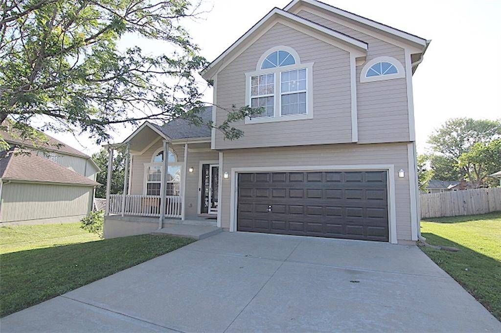 12413 Live Oak CIR, Peculiar, MO 64078