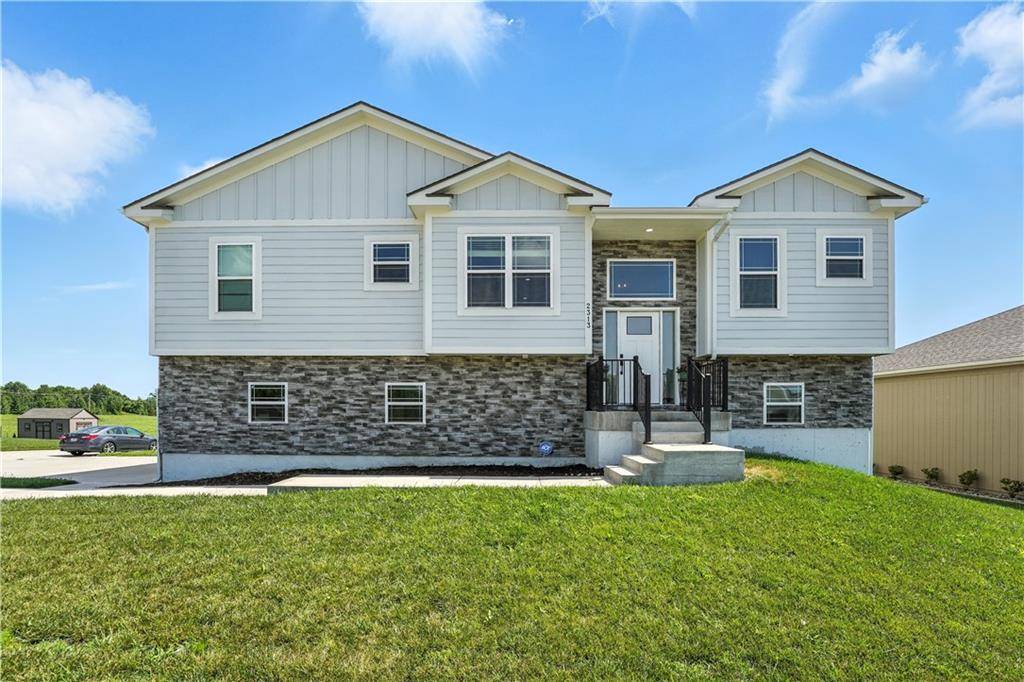 2313 Burris DR, Harrisonville, MO 64701