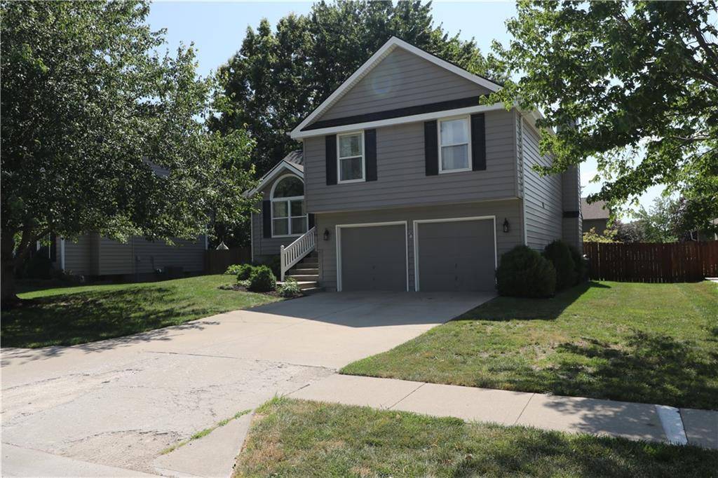 15558 S Apache ST, Olathe, KS 66062