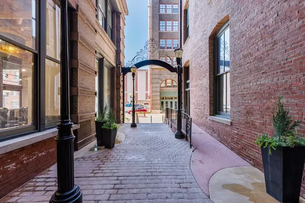 Kansas City, MO 64105,308 W 8th ST #409