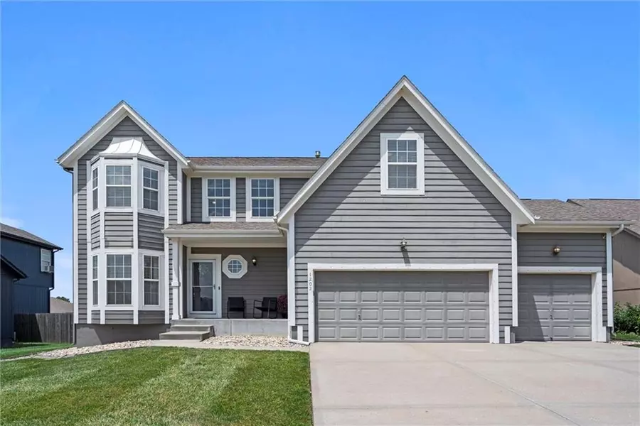 1202 SW Nagona LN, Lee's Summit, MO 64082