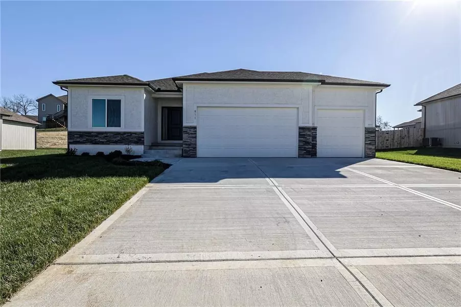 112 SW Nelson DR, Blue Springs, MO 64014