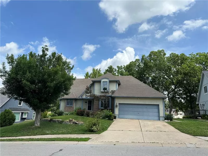1103 SW Stonecreek DR, Blue Springs, MO 64015