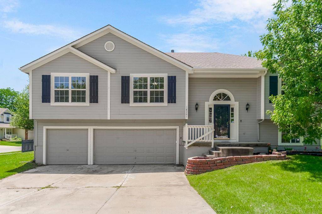 18201 W 157th TER, Olathe, KS 66062