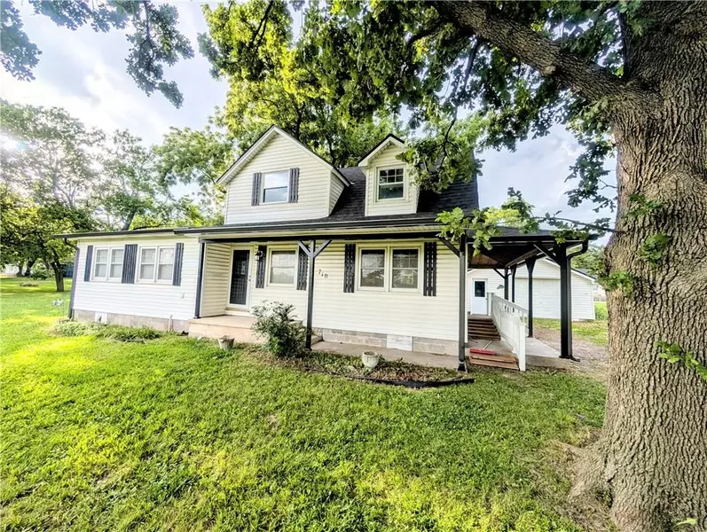 710 E Vine ST, Iola, KS 66749
