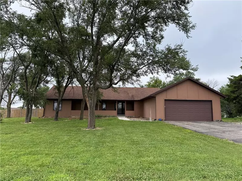 1011 N Arrowhead DR, Burlington, KS 66839