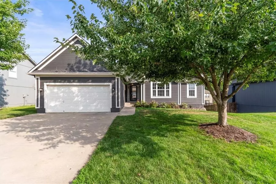 1305 NW Persimmon DR, Grain Valley, MO 64029