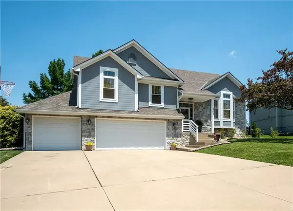 303 Shoreview DR, Raymore, MO 64083