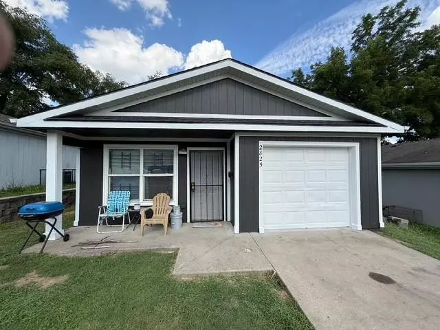 2825 Kensington AVE, Kansas City, MO 64128