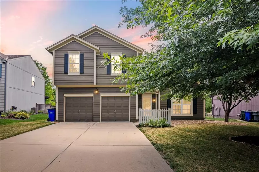 17577 W 160th TER, Olathe, KS 66062