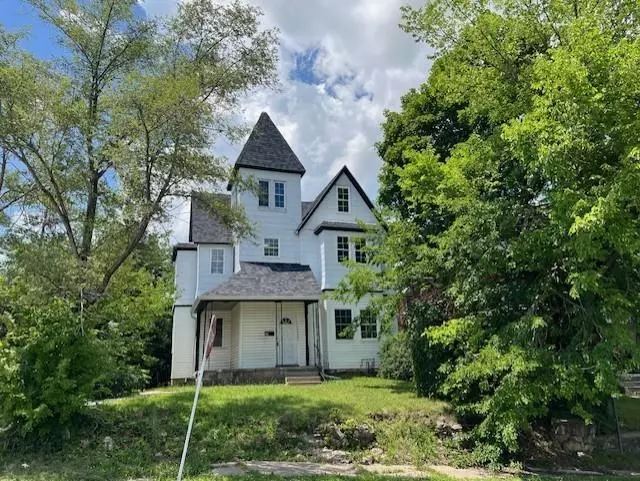 1120 S 20th ST, St Joseph, MO 64507