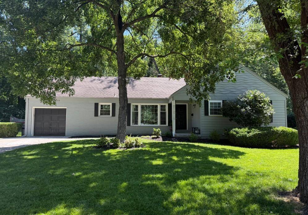 8325 Sagamore RD, Leawood, KS 66206