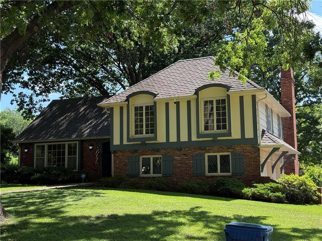 8117 Granada RD, Prairie Village, KS 66208