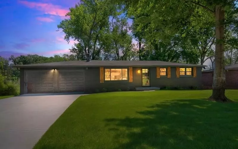 5013 NW Ridgewood DR, Kansas City, MO 64151