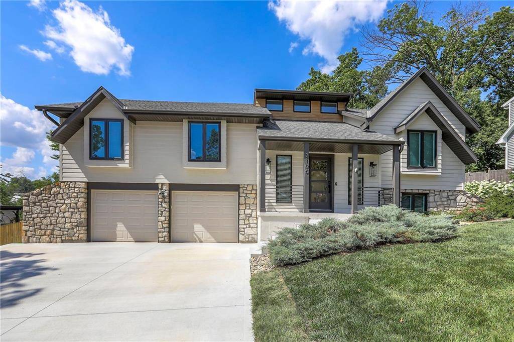 2105 SW Brookshire DR, Blue Springs, MO 64015