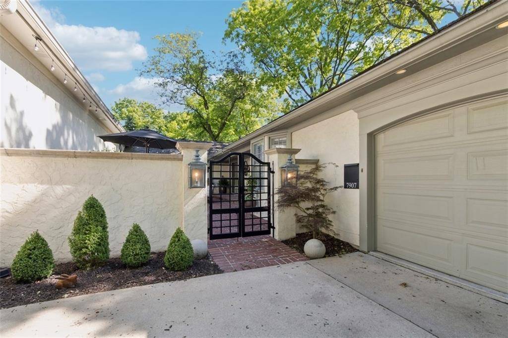 7907 Bristol CT, Prairie Village, KS 66208