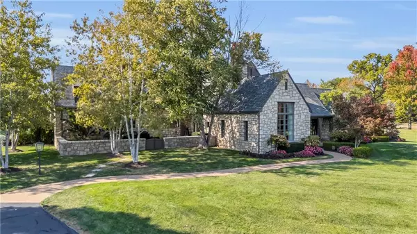10400 Howe DR, Leawood, KS 66206