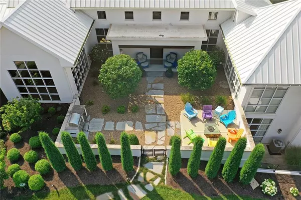 6949 Watson's Country LN, Parkville, MO 64152