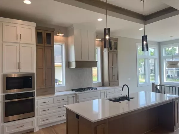 Lenexa, KS 66227,9845 Shady Bend RD