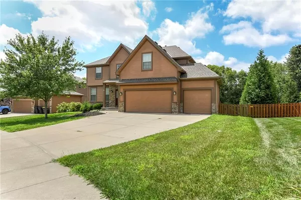 833 Rock Creek DR, Lansing, KS 66043