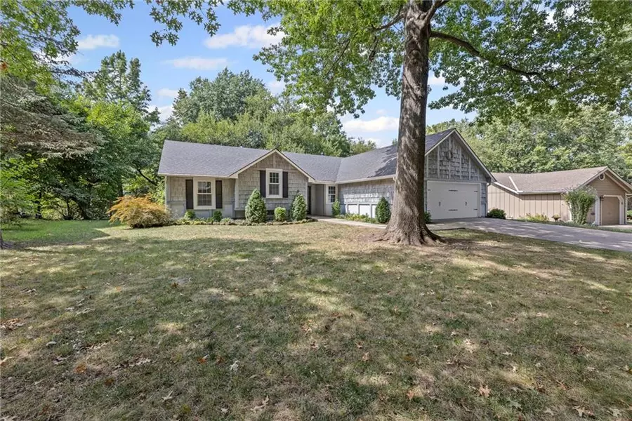 14124 S Summertree LN, Olathe, KS 66062