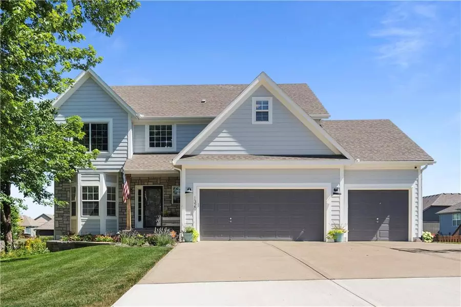 1320 SW Merryman DR, Lee's Summit, MO 64082