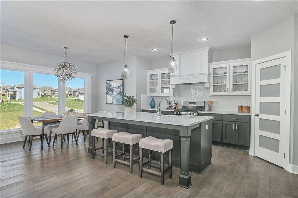 25310 W 92nd TER, Lenexa, KS 66227