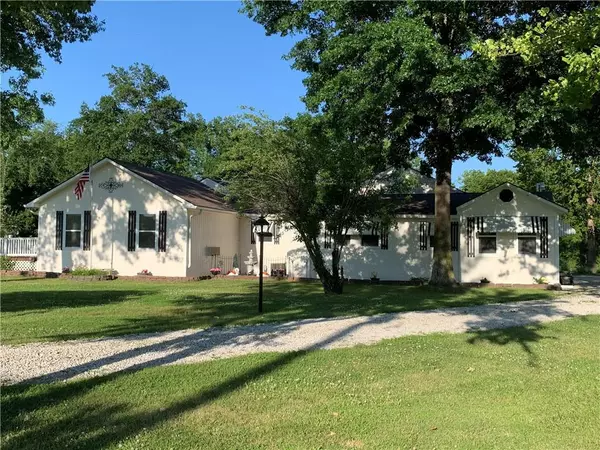 8005 S Buckner Tarsney RD, Oak Grove, MO 64075