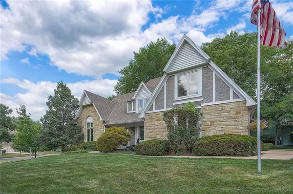 11018 W 126th TER, Overland Park, KS 66213