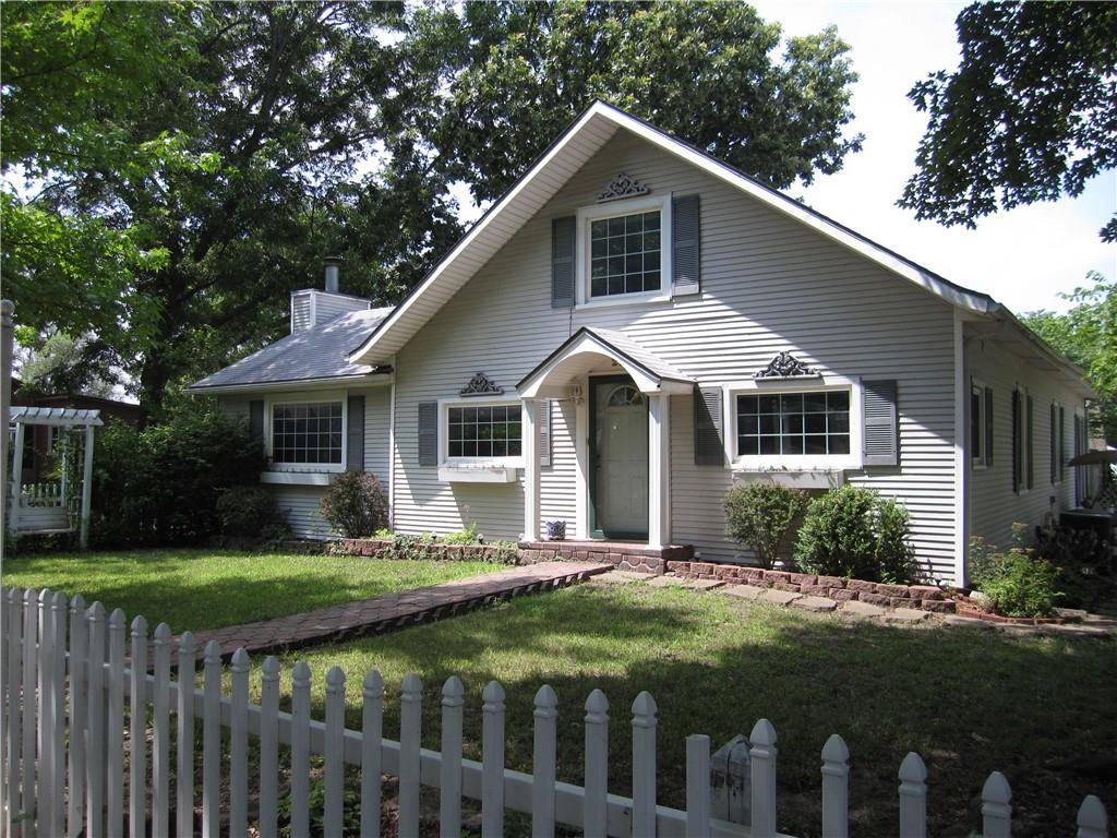 220 E McCarty ST, Edgerton, KS 66021