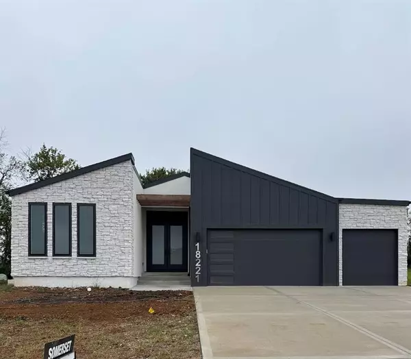 18221 W 168th TER, Olathe, KS 66062