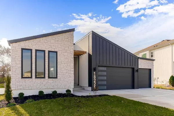 18221 W 168th TER, Olathe, KS 66062