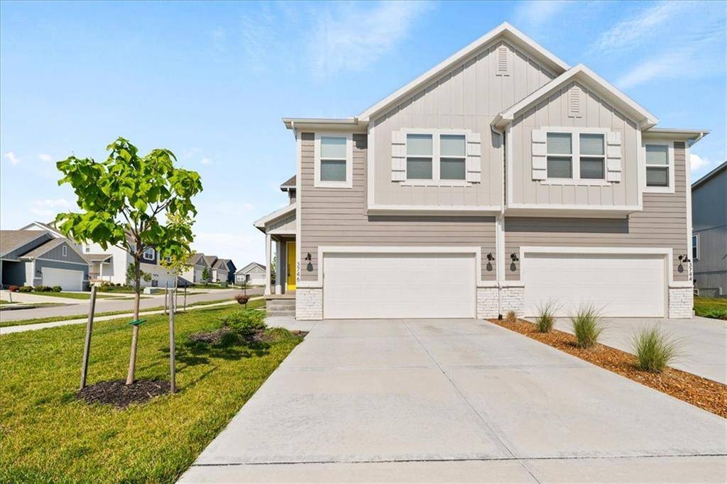3746 SW Clayton PL, Lee's Summit, MO 64082