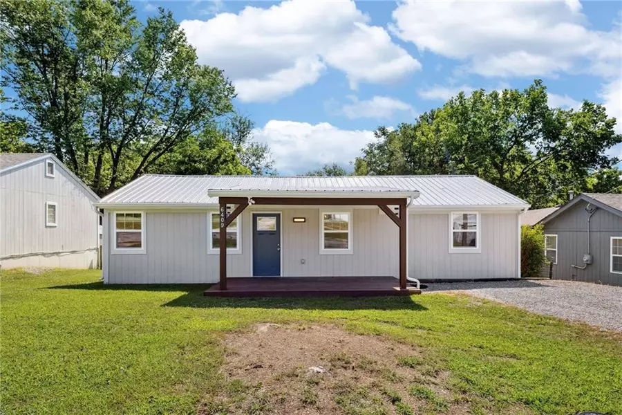 6409 Ravena RD, Pleasant Valley, MO 64068