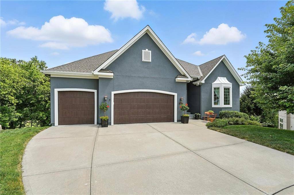 6025 Vardon DR, Parkville, MO 64152