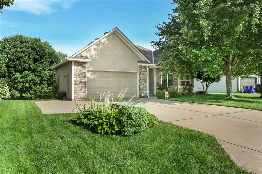 3204 Tiara LN, Lee's Summit, MO 64082