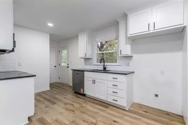 Tonganoxie, KS 66086,1151 Delaware DR